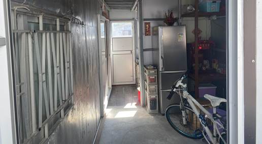 一張含有 建築物, 自行車, 窗戶, 坐 的圖片 自動產生的描述