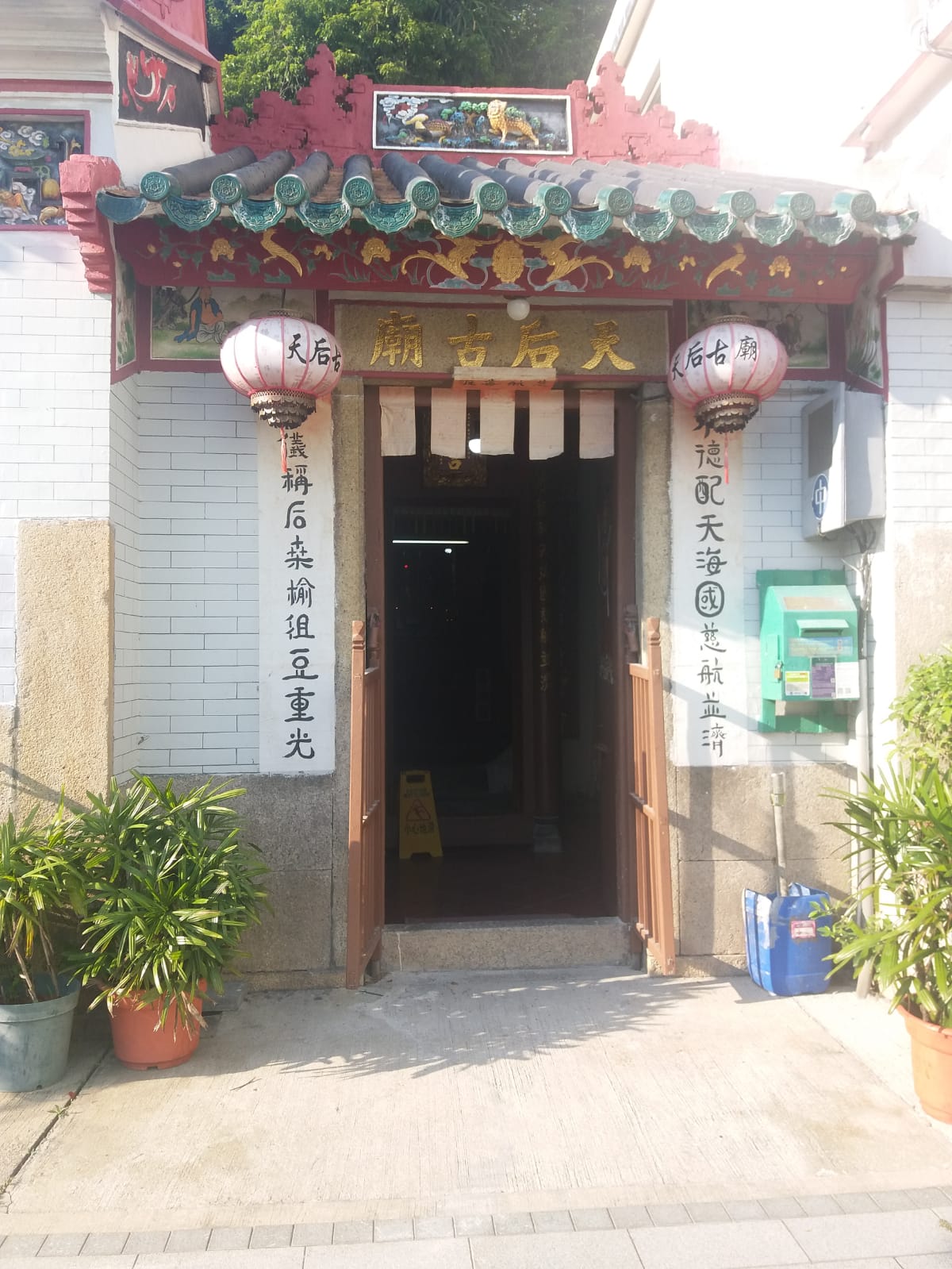 一張含有 建築物, 室外, 街道, 人行道 的圖片 自動產生的描述